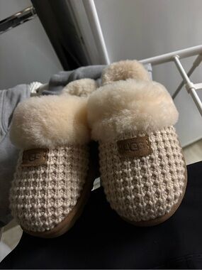 UGG Cream Knit Shearling Clog Slippers (BRAND NEW NEVER WORN)